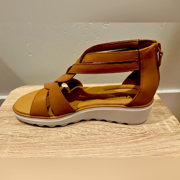 Clarks, Light Tan , Brand New, Size 8W Sandal. Ortholite footbed. - Picture 3 of 8